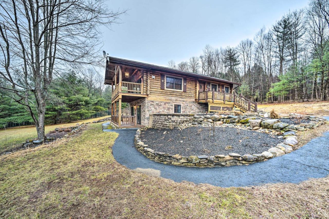 Spacious Cabin With Decks Near Saratoga Springs Middle Grove Extérieur photo